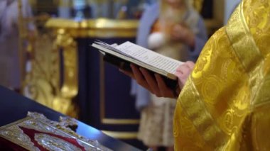 Rahip kilisede dua ediyor. Hıristiyanlık töreni.