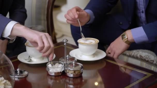 Dva muži pijí ráno kávu z kelímku. Snídaně — Stock video