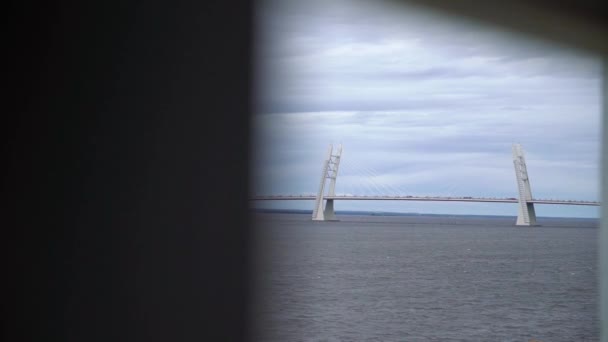 Western high-speed diameter ZSD in St. Petersburg, Russia. Puente de carretera sobre el Golfo de Finlandia y el río Neva. Autopista, autopista. — Vídeo de stock
