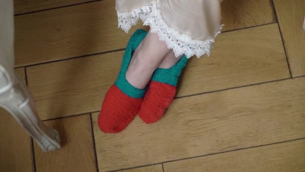 Jeune femme à la maison en chaussettes . — Video
