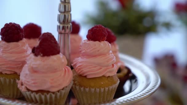 Pastelitos rosados con frambuesa. Dulces en la fiesta de cumpleaños — Vídeos de Stock