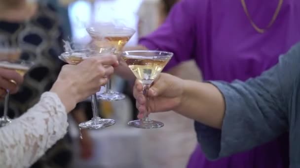 Persona sosteniendo copa de vino o champán u otra bebida alcohólica en la mano en la fiesta, tintineando — Vídeos de Stock