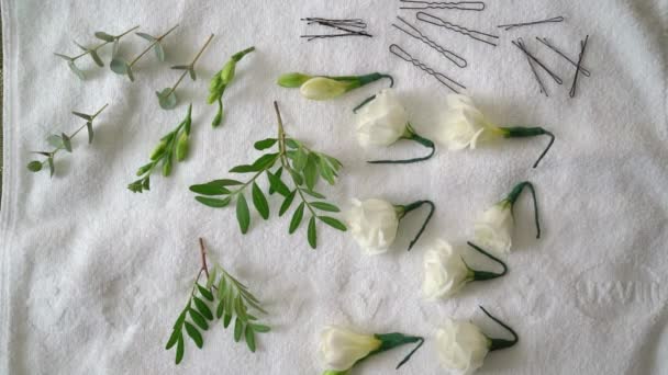 Flores de rosa blanca para peinado. Estilo de boda para la novia. Peluquería — Vídeo de stock