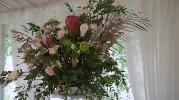 Esküvői recepció virágok díszített bankett. — Stock videók