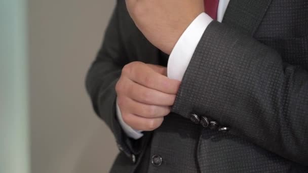 O jovem pôs um punho de punho. Vestido para evento de celebração, reunião de negócios ou casamento — Vídeo de Stock