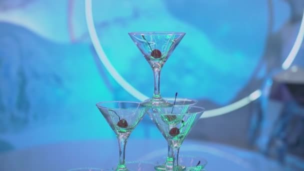 Pyramidenturm aus Gläsern mit Champagner. Alkoholsekt auf der Party, Feier, Hochzeit, Geburtstag oder Jubiläum. — Stockvideo