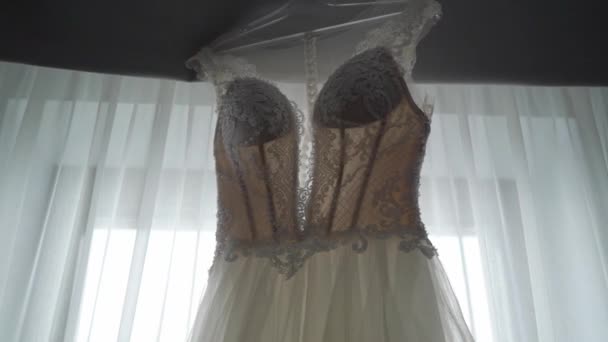 Vestido de novia de lujo para novia. Vestido blanco de novia . — Vídeos de Stock