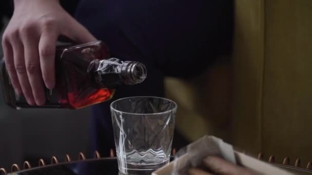 2019年8月19日，俄罗斯圣彼得堡：带着威士忌的杰克 · 丹尼尔斯（Jack Daniels） 。 男性饮用波旁威士忌或白兰地. — 图库视频影像
