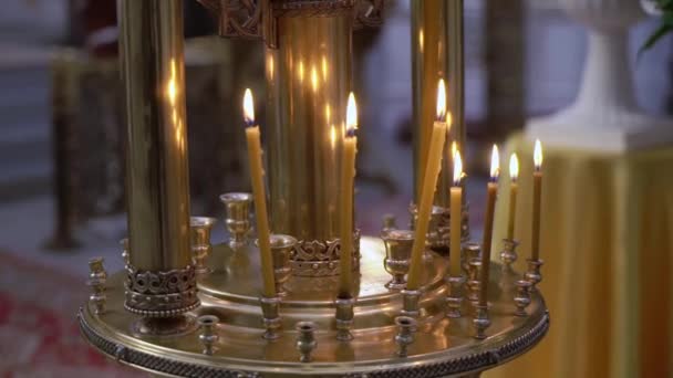 Plameny svíček v kostele — Stock video