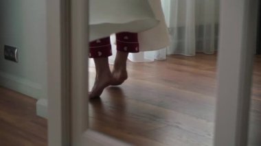 Nedime, genç gelinin gelinliğini giymesine yardım ediyor. Lüks gelinlik.