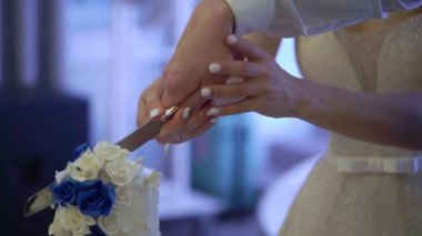 Düğün pastası. Partide geleneksel kutlama tatlısı. Gelin ve damat bir parça kesti.