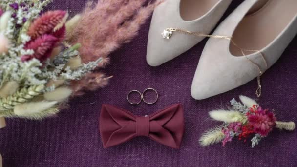 Trouwringen, bloemen boeket en bruids schoenen. Een paar huwelijkssymbolen. Liefde voor bruid en bruidegom die vrouw en man worden. Huwelijksymbool. — Stockvideo