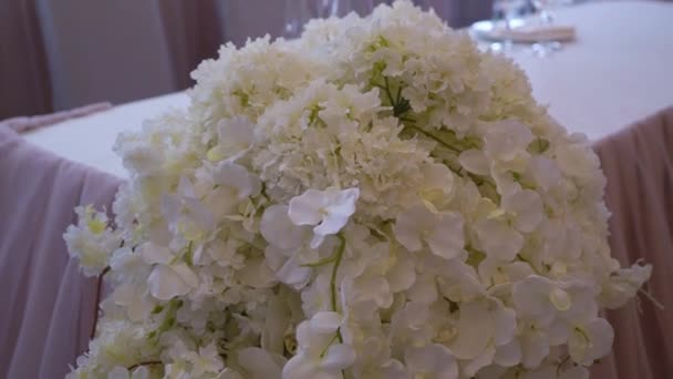 Glasses, plates, Cutlery and napkins. Decorated tables with flowers for the party. Wedding reception, birthday, anniversary. — Stock Video