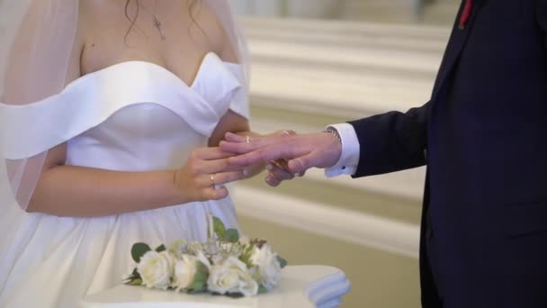 Oblubienica i pan młody wymieniają obrączki podczas ceremonii. Urocza para. — Wideo stockowe