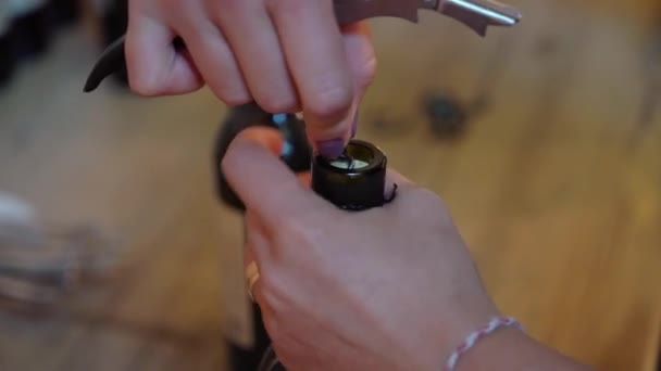 Opening bottle of wine with corkscrew — Stock Video