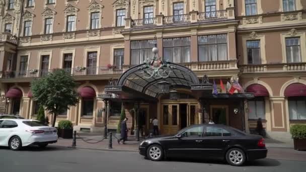 SAINT-PETERSBURG, RUSSIA - AUGUST 7, 2019: Belmond Grand hotel Europe entrance and facade. — Stock Video