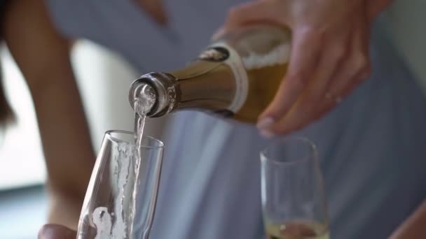 Pezsgő szemüvegben és üveg a partin. Alkoholtartalmú italok és italok — Stock videók