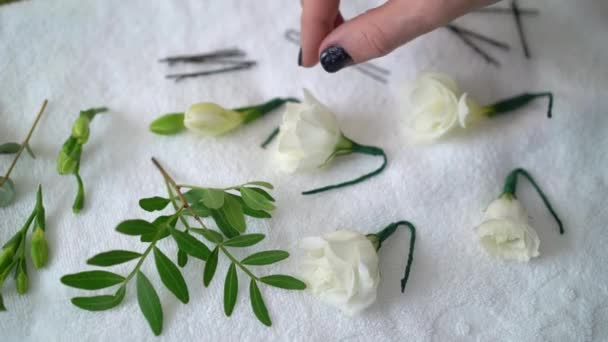 Białe kwiaty róży dla fryzury. Styl weselny panny młodej. Fryzjer — Wideo stockowe