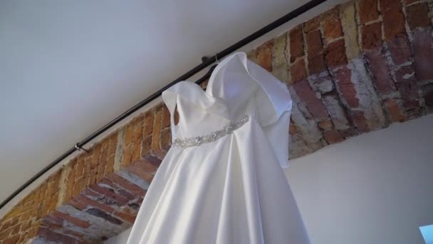 Robe de mariée de luxe pour mariée. Robe blanche de mariée . — Video