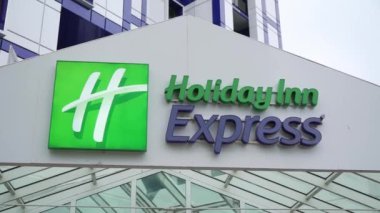 Moskova, Rusya - 12 Ekim 2019: Holiday Inn Express Otel cephesi.