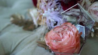 Evlilik yüzükleri. Bir çift evlilik sembolü. Gelin ve damadın karı koca olma aşkı. Evlilik sembolü.