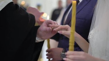 Kilisedeki düğün. Hristiyan kilisesinde evlilik töreni. Rahip, gelin ve damat içeride..