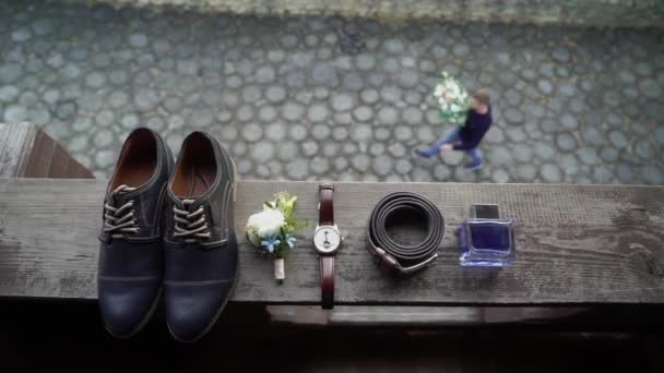 Accesorios para hombre - zapatos, boutonniere, reloj, cinturón y perfume. Moda de novio para boda . — Vídeo de stock