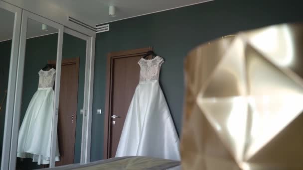 Lyxig bröllopsklänning för brud. Bröllopsklänning. — Stockvideo