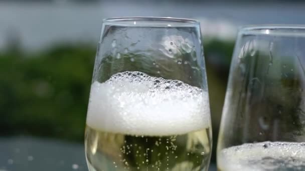 Налейте шампанское в бокалы медленнее. Алкогольные напитки и напитки . — стоковое видео
