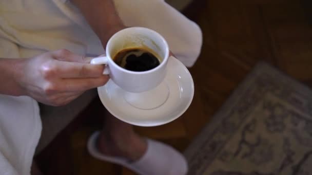 Giovane che beve caffè dalla tazza al mattino. Colazione a casa — Video Stock