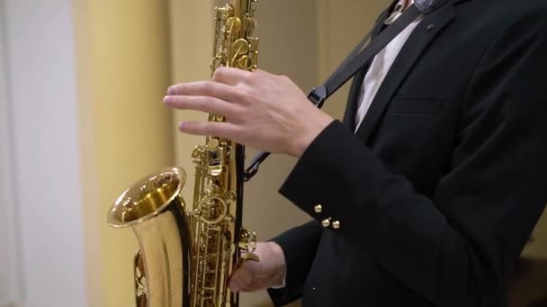 Músico saxofonista tocando saxofone ou sax no concerto ou festa — Vídeo de Stock