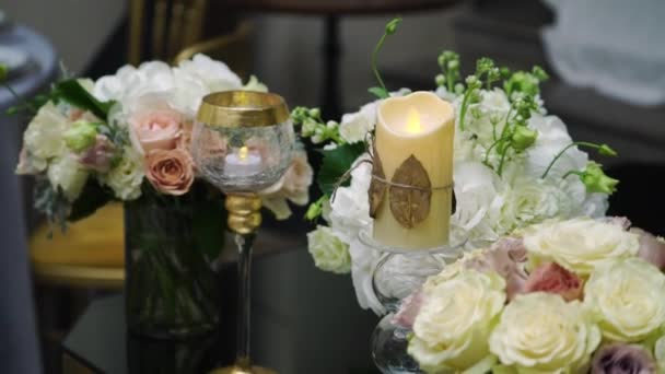 Bicchieri, piatti, posate e tovaglioli. Tavoli decorati con fiori per la festa. Ricevimento di nozze, compleanno, anniversario. — Video Stock