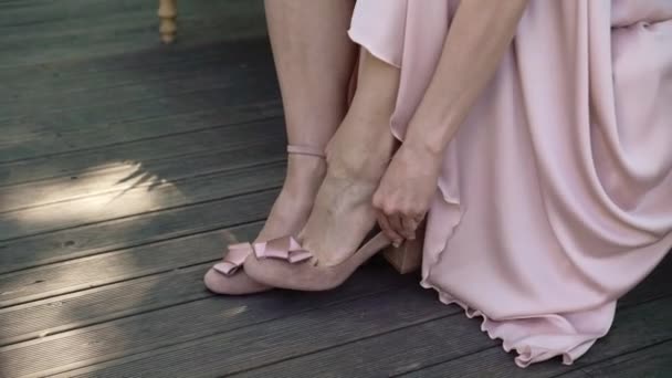 Ung brud sätta på skor på klackar. Kvinna mode vita skor för bröllopsdag — Stockvideo