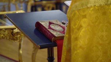 Rahip kilisede dua ediyor. Hıristiyanlık töreni.