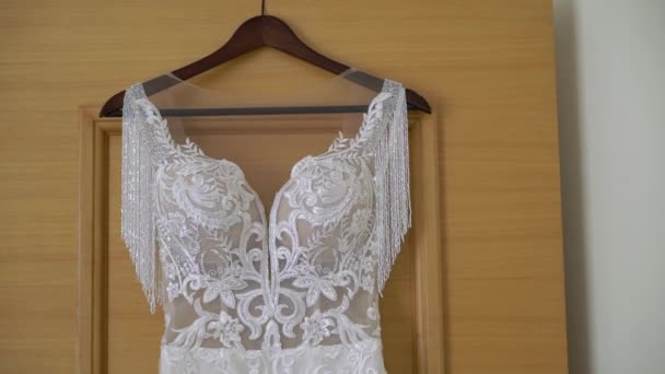 Luksus brudekjole til bruden. Brude hvid kjole . – Stock-video