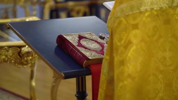 Sacerdote rezando na igreja. Cerimônia cristã . — Vídeo de Stock