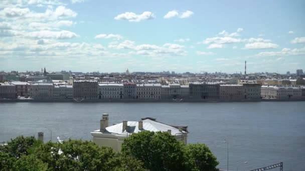 ロシアのサンクトペテルブルクの都市景観。川ネヴァ、オーロラ戦艦博物館や市内中心部の上の空中からの眺め. — ストック動画