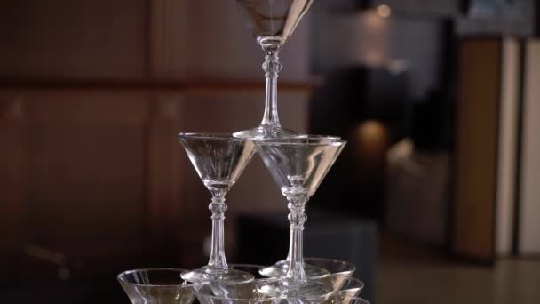 シャンパンとガラスのピラミッドタワー。パーティー、お祝い、結婚式、誕生日や記念日でスパークリングアルコールワイン. — ストック動画