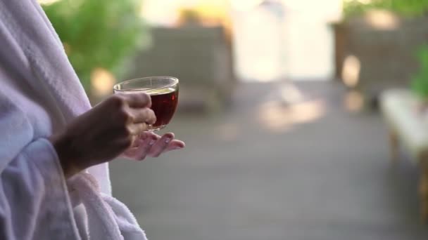 Jeune femme buvant du thé dans une tasse le matin. Petit déjeuner à la maison — Video