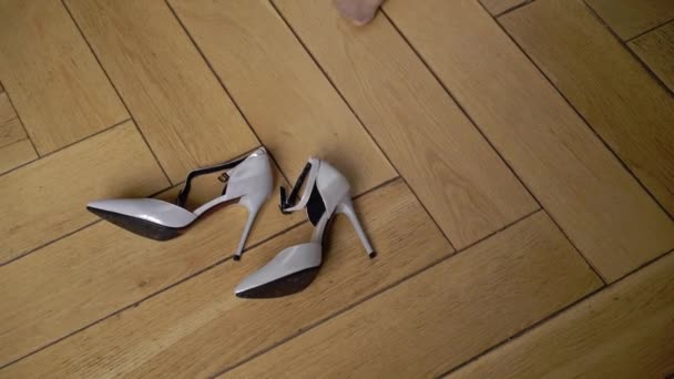 La giovane sposa si mise le scarpe sui tacchi. Donna moda scarpe bianche per il giorno del matrimonio — Video Stock