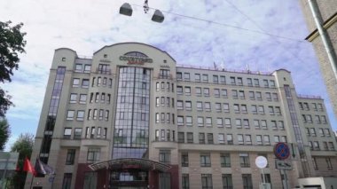 Saint-Petersburg, Rusya - 27 Ağustos 2019: Cortyard Mariott Otel cephesi ve girişi