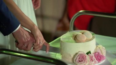 Düğün pastası. Partide geleneksel kutlama tatlısı. Gelin ve damat bir parça kesti.