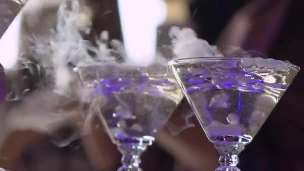 Pirámide torre de copas con champán. Vino espumoso de alcohol en la fiesta, celebración, boda, cumpleaños o aniversario . — Vídeos de Stock
