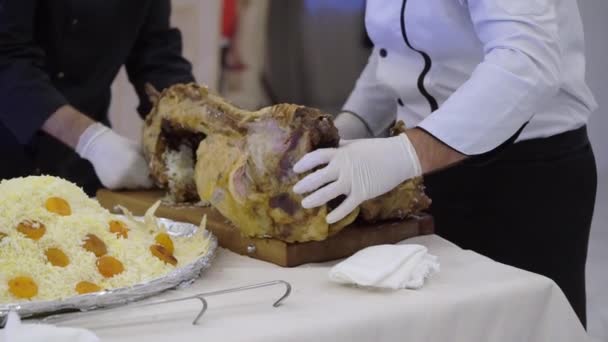 派对上烤的整只羊肉和小牛肉 — 图库视频影像