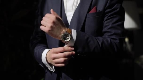 Genç adam kol düğmesi taktı. Kutlama, iş toplantısı ya da düğün için giyinme — Stok video