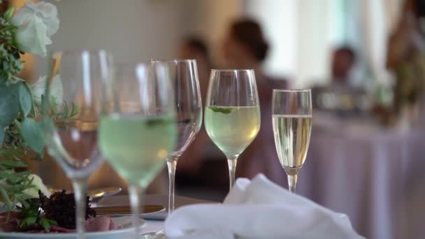 Champagne dans des verres et bouteille à la fête. Boissons alcoolisées et boissons — Video