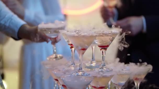 Pyramidová skleněná věž se šampaňským. Šumivé alkoholové víno na párty, oslavě, svatbě, narozeninách nebo výročí. — Stock video