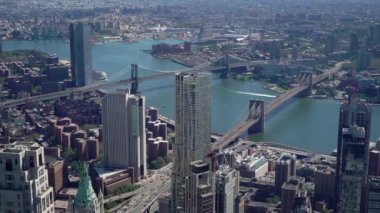 New York 'ta hava manzarası. Şehir merkezi, Hudson Körfezi, Brooklyn Köprüsü ve Aşağı Manhattan Kuleleri..