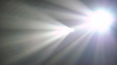 Konser sahnesi profesyonel ışıklar ve sis. Gösteri eğlencesi, gece kulübünde disko.