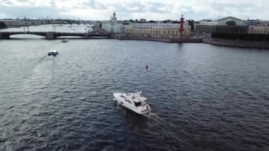 Yazın Saint-Petersburg 'da lüks bir yat gezisi.